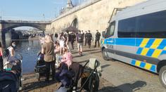 Davy lidí obsadily náplavku! Autům policie stavěly do cesty kontejnery