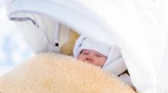 Dítě umrzlo v kočárku, matka ho nechala dlouhé hodiny na balkóně