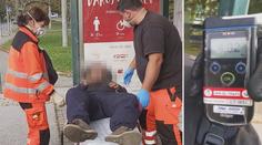 Lidé porušují zákaz pití alkoholu na veřejnosti. Sanitky je vozí na záchytku