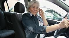 Řidiči se shodují, že řídit bez handfree je nebezpečné. Ale jen 47% z nich ho použije