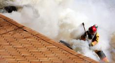 Požár paneláku v Mladé Boleslavi: Hořela střecha, všechny evakuovali!