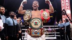 Boxer Anthony Joshua umravnil skupinku studentů. Vtrhl k nim na kolej