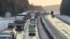 Peklo na silnicích: Ráno nehody, teď je blokují spadané stromy
