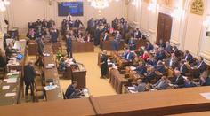 Poslanci první letošní schůzi ukončili předčasně. Pokračovat budou ve středu