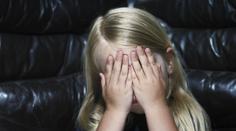 Zvrhlík s vepřovým v rozkroku se pokusil znásilnit školačku
