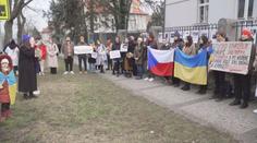 Před sídlem ČOV protestovaly desítky lidí. Nechtějí Rusko a Bělorusko na olympiádě