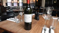 Restauraci omyl vyšel draho! Hostům rozlévala víno za 133 tisíc