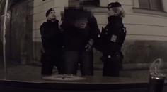 Policejní hlídka měla s obrem co dělat. Chlap jak hora kladl odpor