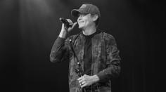 Zemřel frontman oblíbené rockové kapely. Bylo mu pouhých 47 let
