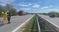 Tři mrtví včetně dítěte. Nehoda kamionů a dodávky na D2 skončila tragicky