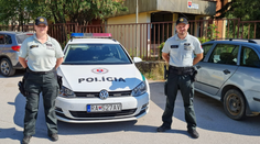 Policisté zachránili ženu z hořícího domu, sami skončili v nemocnici