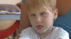 Michalka (3) nemluví a nechodí, na léčbu nemá matka peníze