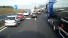 VIDEO: Hasiči měli velké problémy. Uličku řada řidičů pořád neumí!