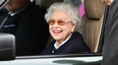 Královna září! Z auta pozorovala přehlídku koní na hradě Windsor