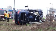 Řidič ve velké rychlosti sešrotoval luxusní BMW, museli ho vystříhat