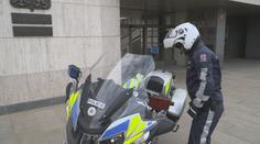Policejní motorkáři dostanou levnější uniformy. Půjdou hůře vidět, varují experti