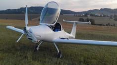 Pilot chtěl uvolnit místo druhému letadlu. Narazilo přímo do něj
