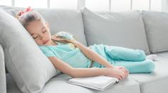 Dívka (14) přišla domů a usnula. Probudila se jako 46letá žena
