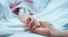 Slovence Janě zalehlo ucho, prožila si peklo. Vdovec z její smrti viní lékaře