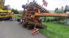 Traktorista nezvládl parkování a boural! V krvi měl téměř tři promile