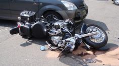 Motocyklista se v Praze srazil s autem
