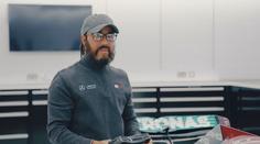 Poznali byste ho? Hvězda formule 1 v přestrojení překvapila mladé fanoušky