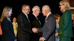 Karel III. vyrazil na velkou cestu. Přerušil léčbu, jedou s ním dva doktoři