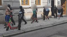 Taxikář v Praze odmítl svézt najednou osm turistů. Ti ho měli napadnout a okrást