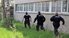 Mladíky, kteří bezdůvodně umlátili bezdomovce, dopadla policie