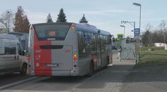 Řidič autobusu dětem netiskne lístky. Když na ně přijde revizor, mají problémy