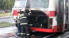Zápalil autobus MHD v Praze. Policie dopadla mladíka