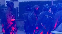 Muž se v Praze zabarikádoval v bytě a vyhrožoval zbraní. Zasahovala policie