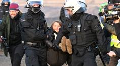 Zásah německých policistů: Odnesli Gretu Thunbergovou přímo z protestu