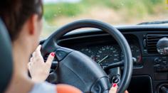 Za deset dvě, nebo tři čtvrtě na tři? Jak správně sedět a držet volant