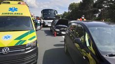 U Mohelnice se srazilo auto a autobus s 46 dětmi na palubě. Dvě se zranily