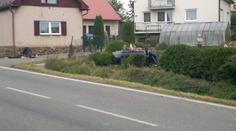 Při předjíždění auto vyletělo ze silnice, devatenáctiletý řidič zemřel