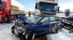 Česko bojuje se sněhem, na Pražském okruhu bouralo 30 aut