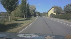 Auto u Lanškrouna ujíždělo policii stopadesátkou. Stále se neví, kdo vůz řídil
