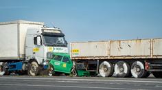 Necpěte se mezi kamiony! Takhle rozmáčkly Octavii jen ve 40 km/h