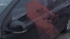 Vandal vzal zákon do svých rukou. Trestá řidiče za špatné parkování