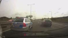 Vybržďovala mě policie, stěžoval si řidič. Expert to vidí jinak! VIDEO