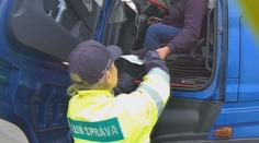 Řidič kamionu převážel nelegální migranty přímo v kabině pod místem pro spaní