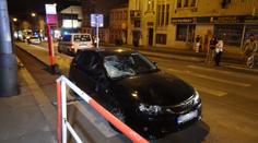 Mladík v subaru srazil ženu na přechodu a ujel. Pak se vrátil a dostal pouta