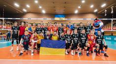 Jihostroj zahrál ukrajinskou hymnu bývalému hráči. Navíc vybral 50 tisíc