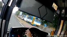 Okamžik hrůzy! Muž spěchal na autobus, málem ho smetla tramvaj