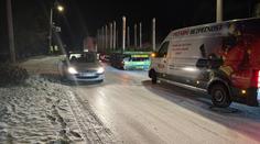Česko ochromil sníh a led. D6 byla uzavřená, řidiči bourali, kamiony stály