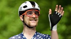 Romantika v Paříži. Cyklista po dojezdu slavné Tour požádal přítelkyni o ruku