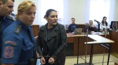 Padl rozsudek, pak se strhla bitka. Žena plivla i na svou obhájkyni