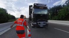 Kousek od smrti. Hrozivé video ukazuje, jak riskantní je práce na silnicích