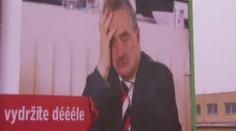 Vydržíte déle: energetický nápoj a billboard s Karlem Schwarzenbergem